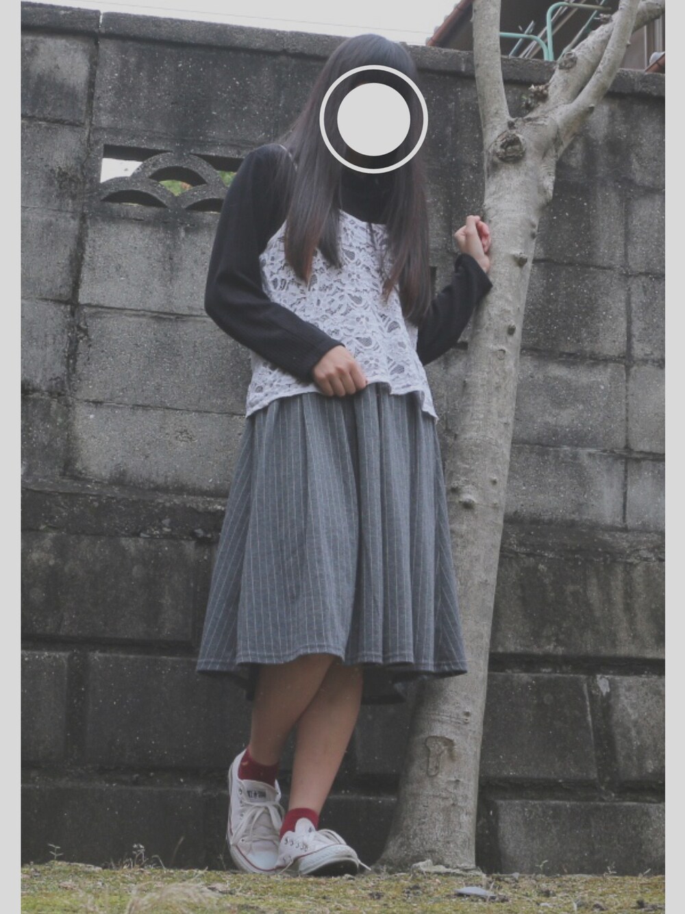 「シンプルコーデ、スカート、古着、converse、autumn、プチプラ、チビーズ✳︎、フォローミー、いつもありがとうございます」｜「GUのアイテム（スカート、グレー系）」を使った、みいなさん（レディース・150cm）の秋コーディネートの1枚目の写真