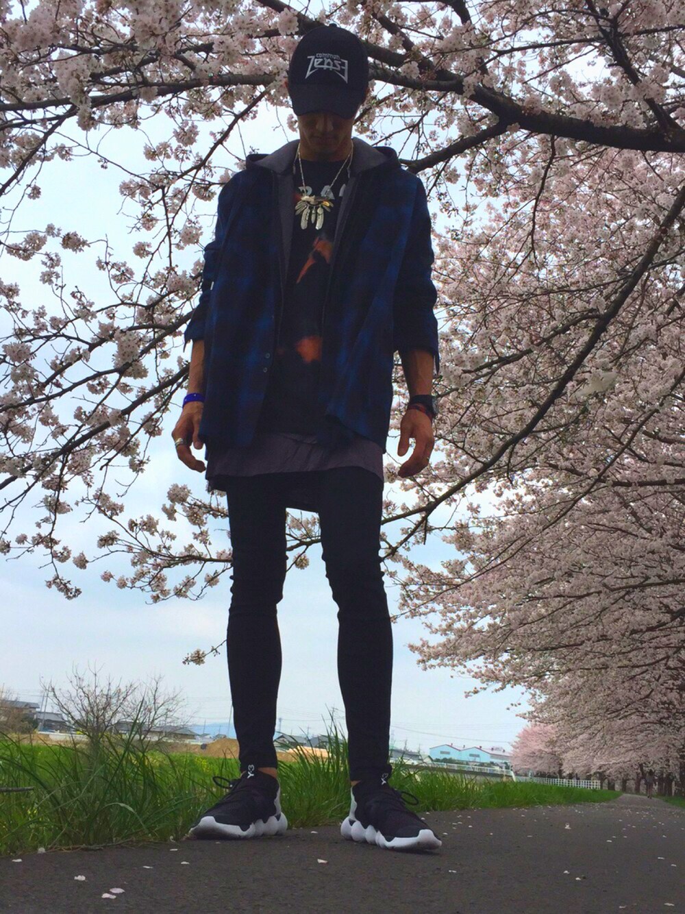 「common sense、luciole_jean pierre、tady&king、stampd'LA、ベルシュカ、Y-3、yohjiyamamoto、KYUJO low、KYUJO、スニーカー」｜「Y-3のY-3 KYUJO LOW（スニーカー、ブラック系）」を使った、RYUYAさん（メンズ・182cm）の春コーディネートの1枚目の写真