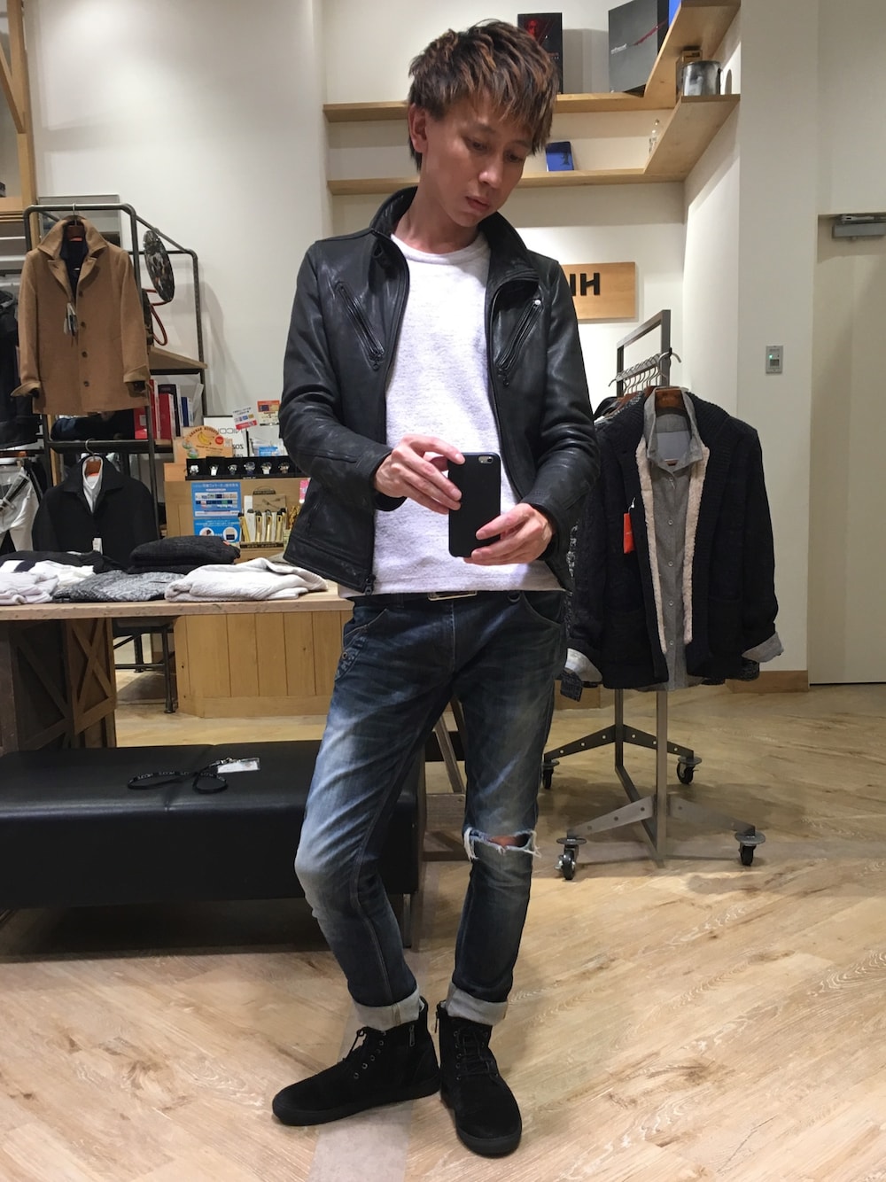 「ライダース、ダメージデニムパンツ、単車通勤」｜「HIDEAWAYS NICOLEのアイテム（ライダースジャケット、ブラック系）」を使った、Daisuke Morimotoさん（メンズ・178cm）の秋コーディネートの1枚目の写真