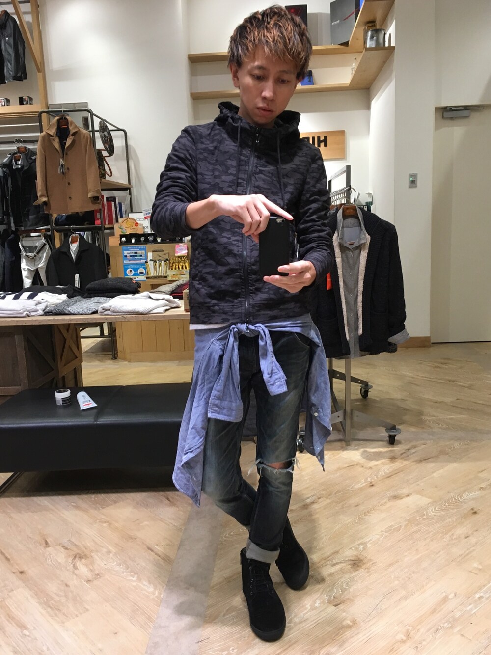「カモフラージュ柄、ラフスタイル」｜「HIDEAWAYS NICOLEのアイテム（パーカー、その他）」を使った、Daisuke Morimotoさん（メンズ・178cm）の秋コーディネートの1枚目の写真