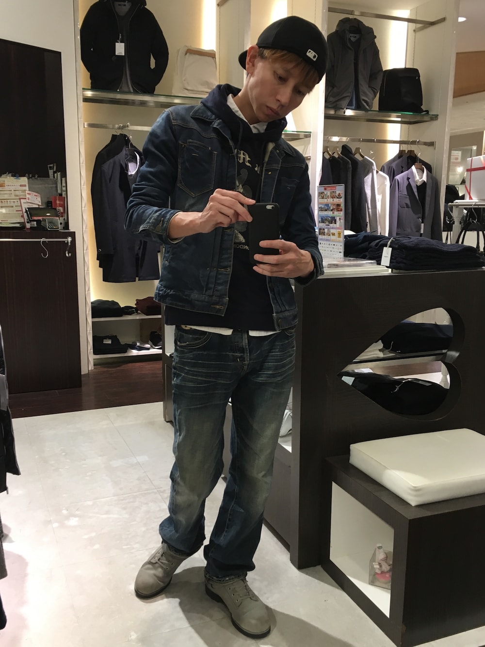 「デニムオンデニム、ラフスタイル、バイク乗り」｜「adidasのADI NAVVY BOOT（ブーツ、グレー系）」を使った、Daisuke Morimotoさん（メンズ・178cm）の秋コーディネートの1枚目の写真