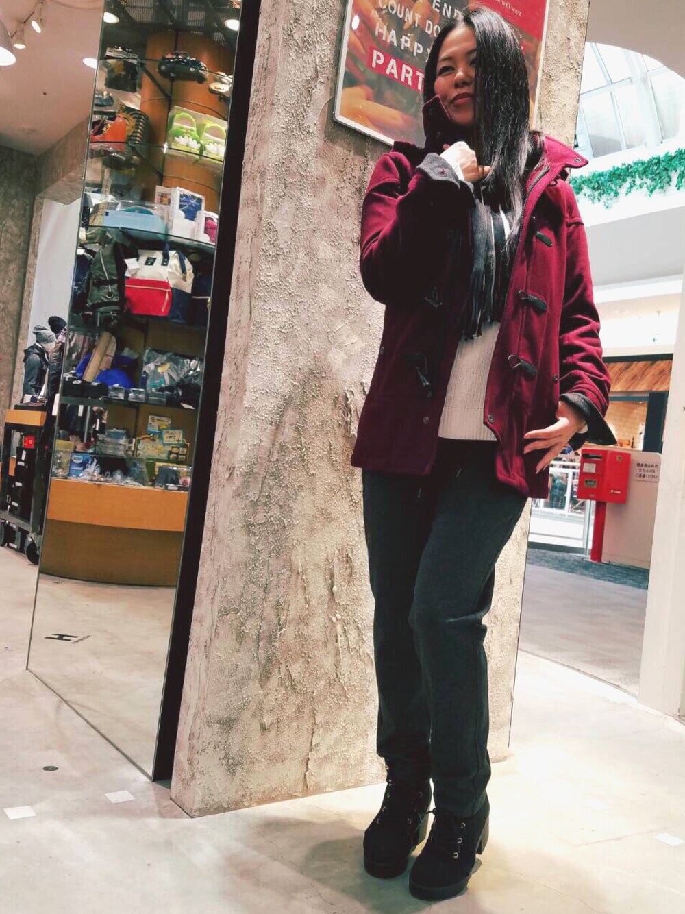 「大人カジュアル、ダッフルコート、イージーパンツ、マフラー、ハイダウェイニコル、ハイダウェイニコル(レニウムハイダウェイ)、ニコルクラブフォーメン、イオンモールりんくう泉南」｜「NICOLE CLUB FOR MENのハイネックダッフルコート（ダッフルコート、レッド系）」を使った、Daisuke Morimotoさん（メンズ・178cm）の冬コーディネートの1枚目の写真