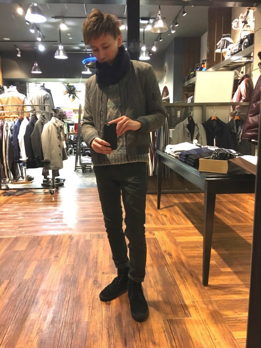 「アースカラー、MA-1、カーキパンツ、大人カジュアル、ミリタリー、ハイダウェイニコル、ハイダウェイニコル(レニウムハイダウェイ)、ニコルクラブフォーメン、アリオ鳳、バナナ部」｜「HIDEAWAYS NICOLEのマイクロスウェードMA-1（ジャケット/アウター、グレー系）」を使った、Daisuke Morimotoさん（メンズ・178cm）の冬コーディネートの1枚目の写真