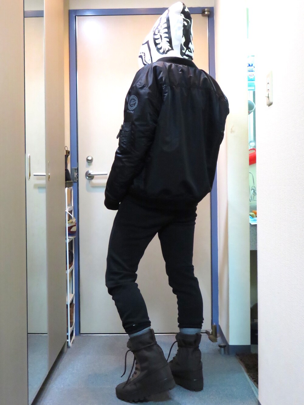 「CLANEのアイテム（その他アウター、ブラック系）」を使った、Daisuke Sagaraさん（メンズ・173cm）の秋コーディネートの1枚目の写真