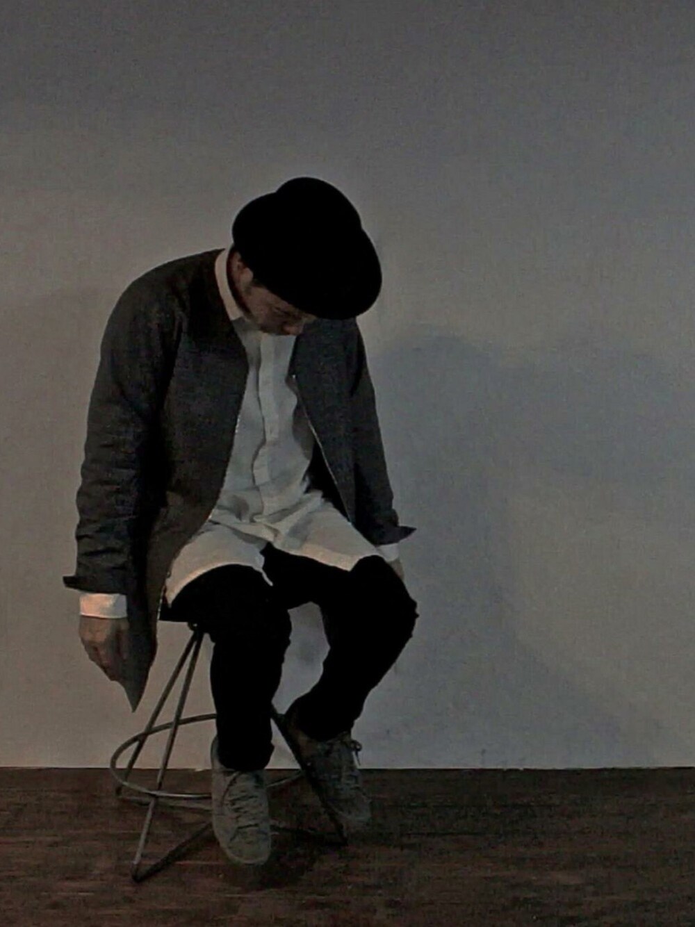 ホワイト系のシャツ/ブラウス、グレー系のノーカラージャケット、ブラック系のカーゴパンツを着用したメンズの春コーディネートの1枚目の写真