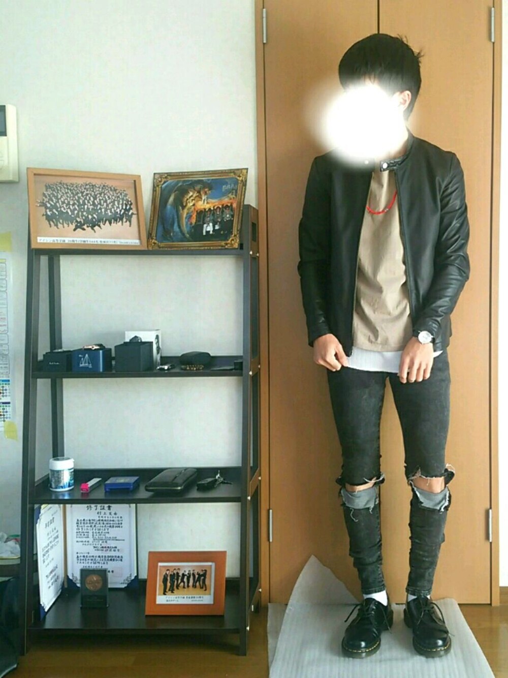 「秋のコーデ、denim、ブラック、レザージャケット、ルイス(Lui's)、レイヤードスタイル、レイジブルー、ダメージデニムパンツ、モードストリート、ドクターマーチン」｜「Lui'sのアイテム（ライダースジャケット、ブラック系）」を使った、ともきさん（メンズ・167cm）の秋コーディネートの1枚目の写真