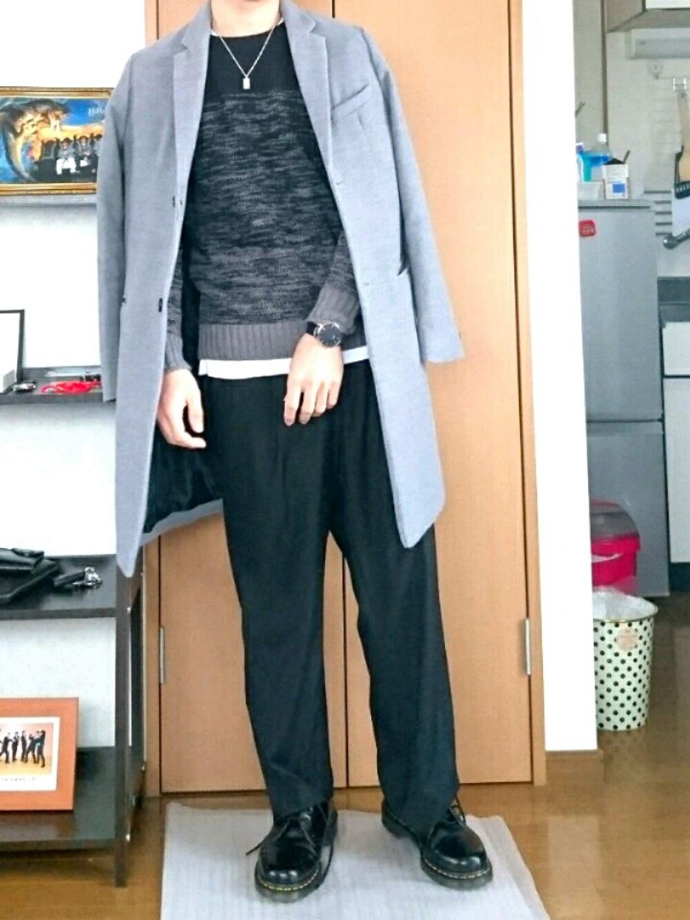 「シンプルコーデ、休日スタイル、レイヤードスタイル、ワイドパンツ、チェスターコート、ドクターマーチン、グレー、黒、キレイめ、ニット」｜「WEGOのWEGO/2ボタンチェスターコート（チェスターコート、グレー系）」を使った、ともきさん（メンズ・167cm）の秋コーディネートの1枚目の写真