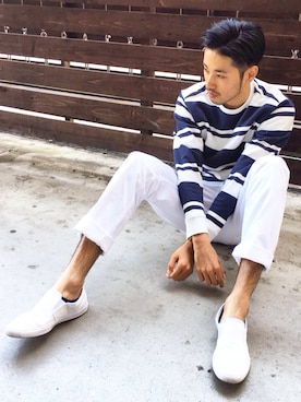 「ホワイトパンツ」｜「アイテム（スニーカー）」を使った、TAMUKEIさん（メンズ・182cm）の春コーディネート