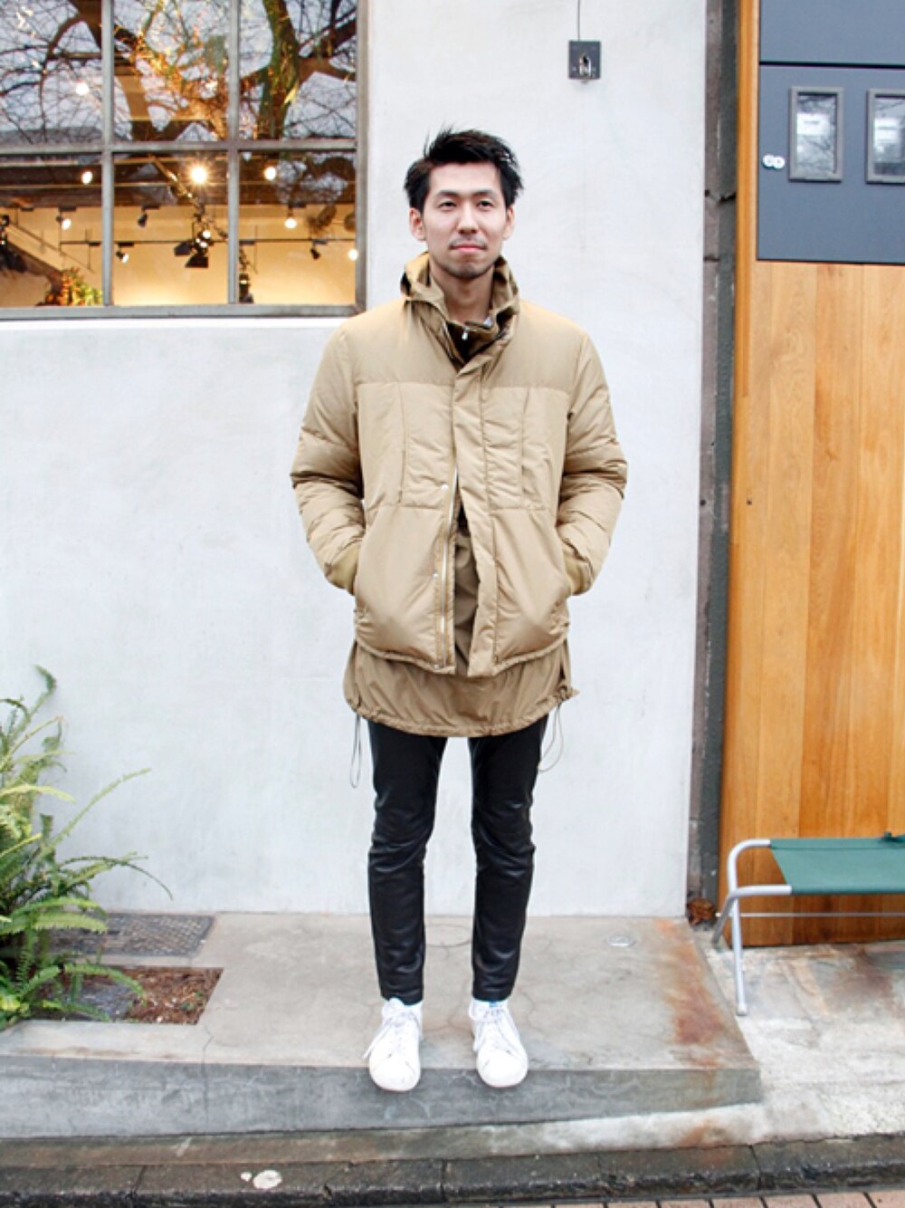 「スニーカー、ダウンジャケット、ベージュ、パーカー、nonnative、レイヤードスタイル、vendor、クリスマス、レザーパンツ、アノラックパーカー」｜「nonnativeのアイテム（ダウンジャケット/コート、ベージュ系）」を使った、KEITOさん（メンズ・182cm）の冬コーディネートの1枚目の写真