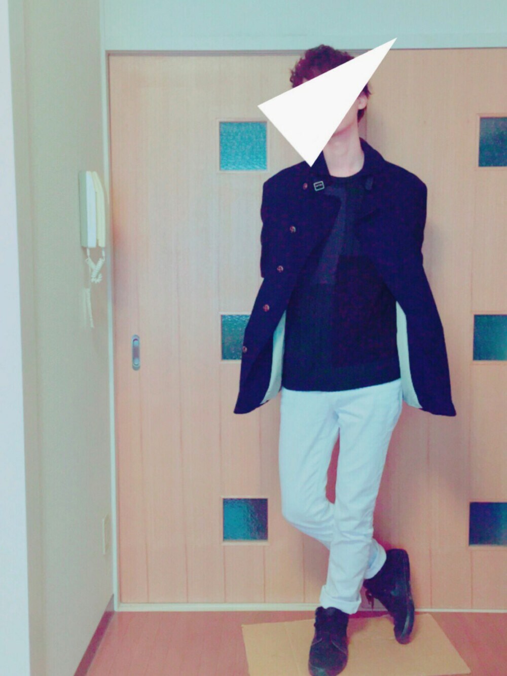 ブルー系のピーコート、グリーン系のニット/セーター、ホワイト系のその他パンツを着用したメンズの冬コーディネートの1枚目の写真