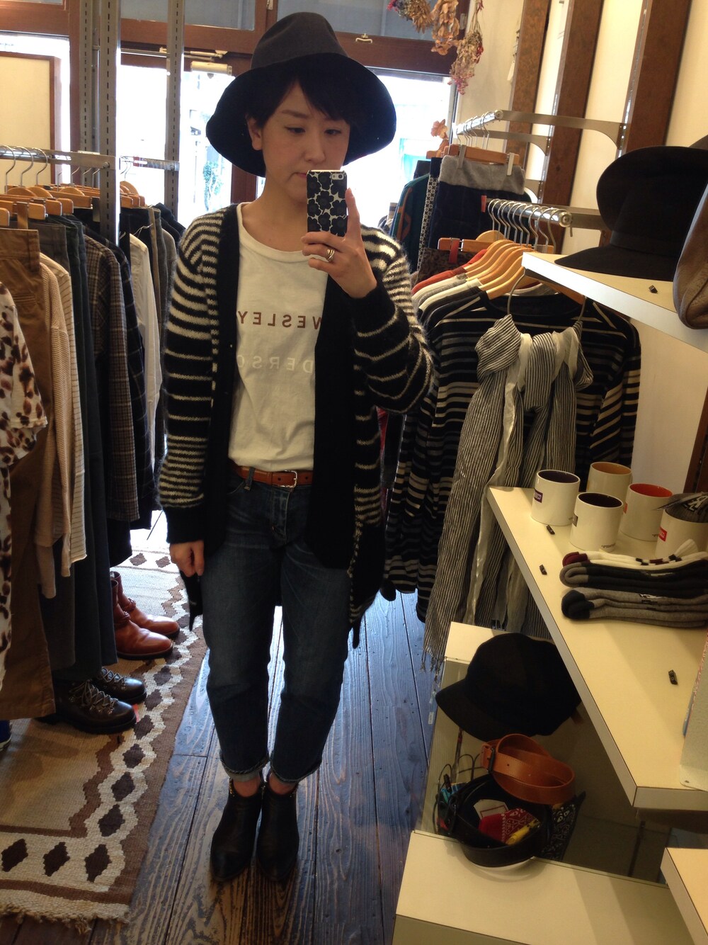 ホワイト系のTシャツ/カットソー、ブラック系のハットを着用したレディースの冬コーディネートの1枚目の写真