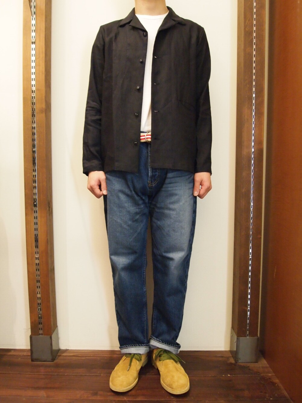 ブラック系のシャツ/ブラウス、ブルー系のデニムパンツ、ベージュ系のブーツを着用したメンズの春コーディネートの1枚目の写真