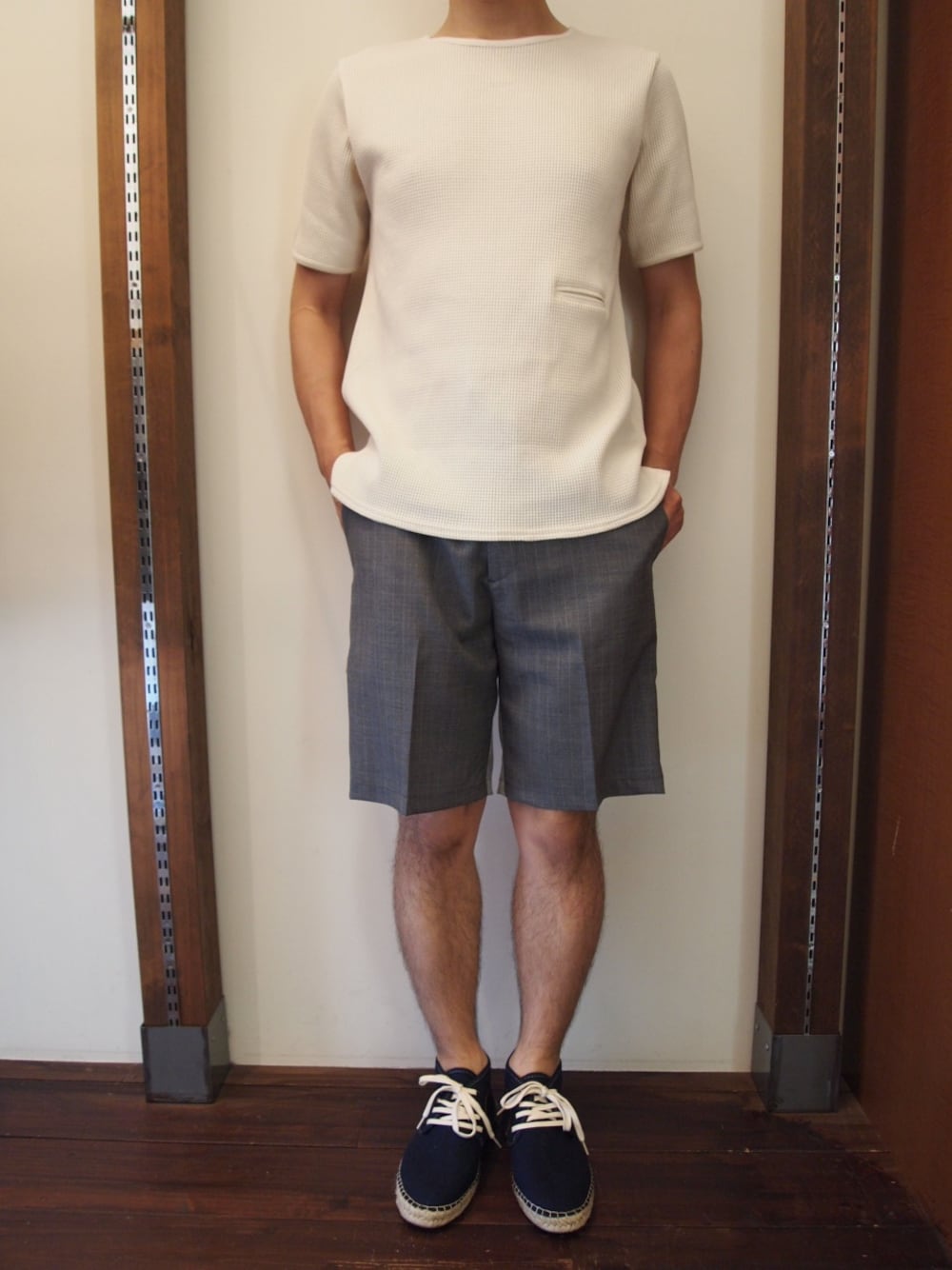 ホワイト系のTシャツ/カットソー、グレー系のその他パンツ、ブルー系のスニーカーを着用したメンズの夏コーディネートの1枚目の写真