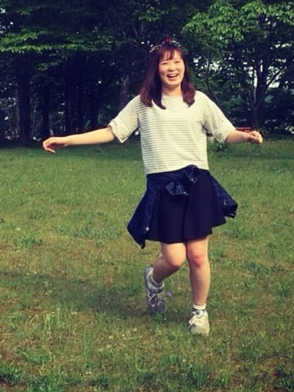 その他のTシャツ/カットソー、ブラック系のスカートを着用したレディースの春コーディネートの1枚目の写真