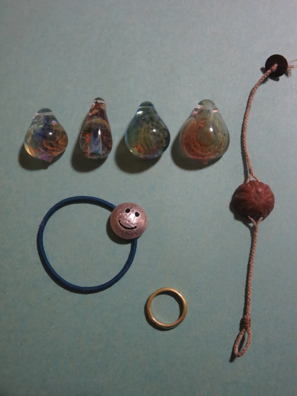 その他のネックレス、ゴールド系のリング、ゴールド系のリングを着用したメンズの冬コーディネートの1枚目の写真