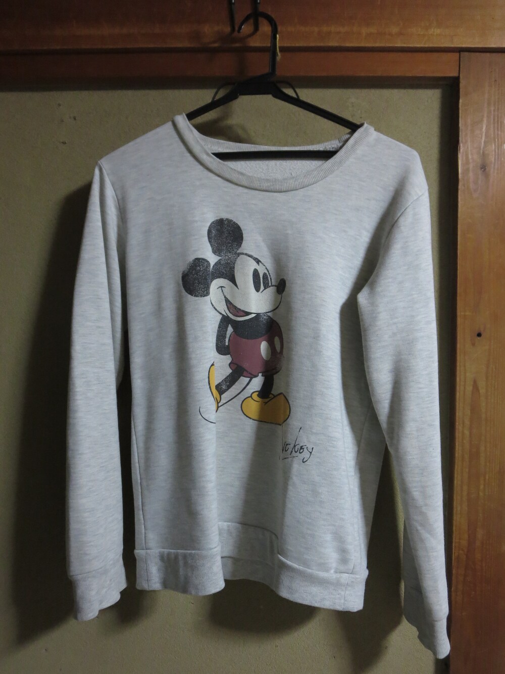 ブラック系のCD、ホワイト系のDVDを着用したメンズの冬コーディネートの1枚目の写真