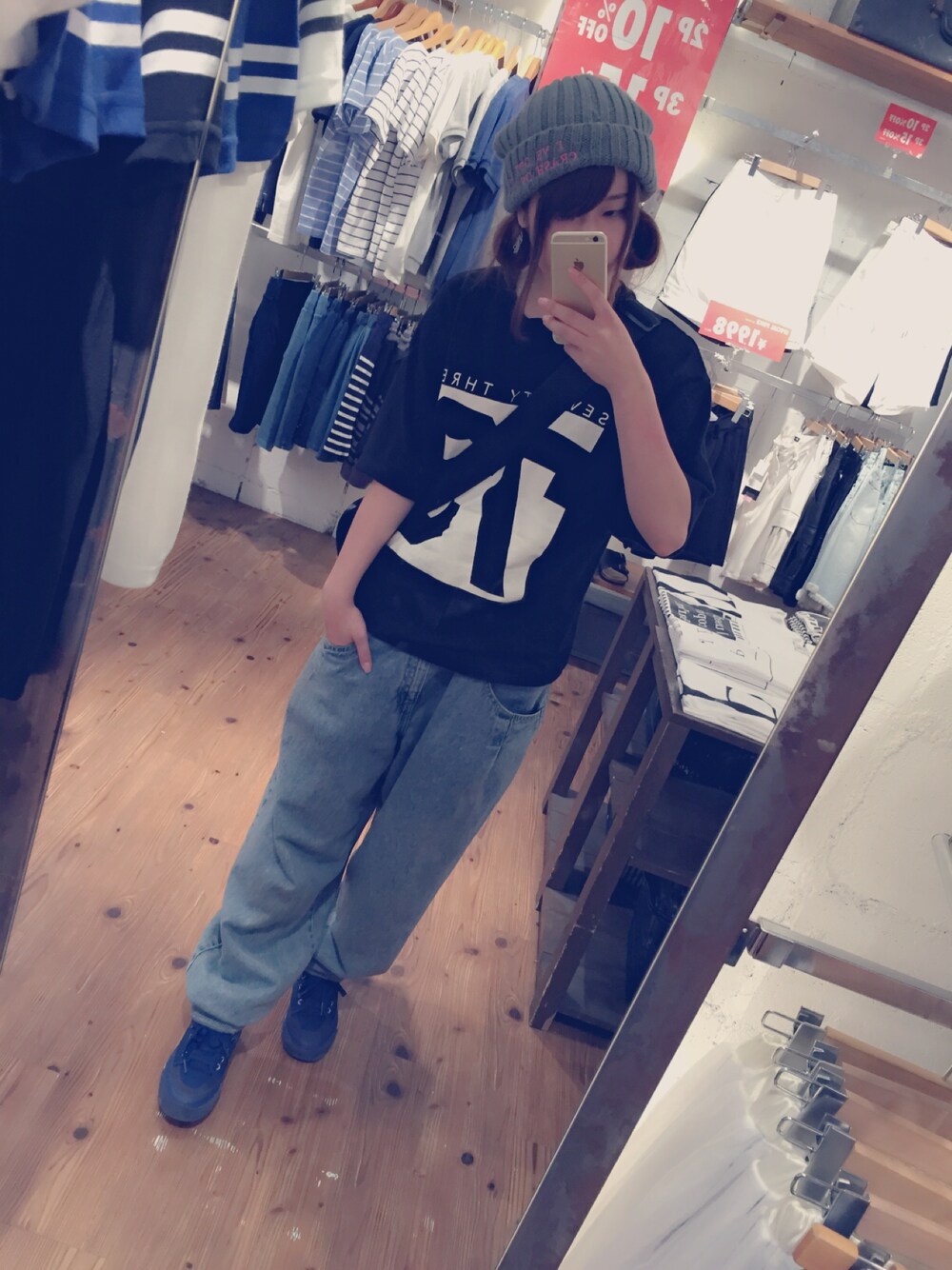 「ボーイッシュ、デニム、だぼだぼ、ビックシルエット、ビックT、WOmB、ラフ」｜「WOmBのアイテム（Tシャツ/カットソー、ブラック系）」を使った、RUNEさん（レディース・158cm）の夏コーディネートの1枚目の写真