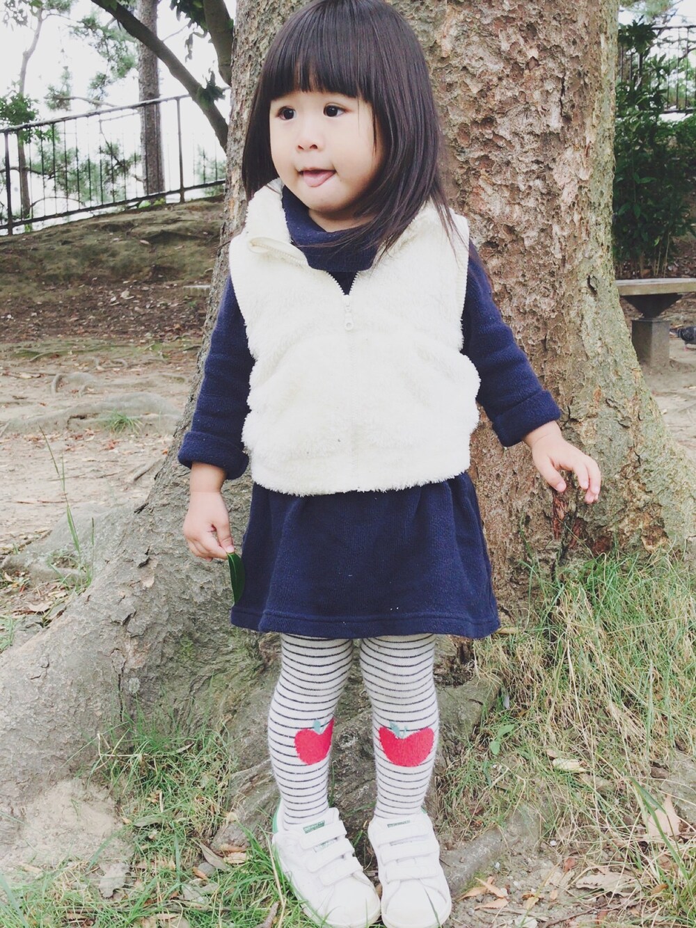 「kids、スニーカー、カジュアルコーデ、キッズファッション、キッズコーデ、キッズ、ワンピース、公園スタイル、女の子、2歳」｜「petit mainのタートルネックワンピース（ワンピース、ブルー系）」を使った、みい。さん（キッズ・80cm）の秋コーディネートの1枚目の写真
