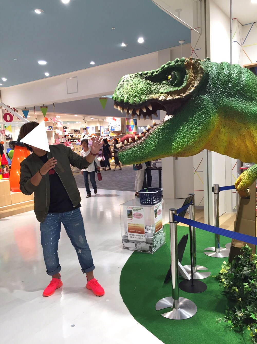 オレンジ系のスニーカー、ブルー系のデニムパンツ、ブラック系のTシャツ/カットソーを着用したメンズの秋コーディネートの1枚目の写真