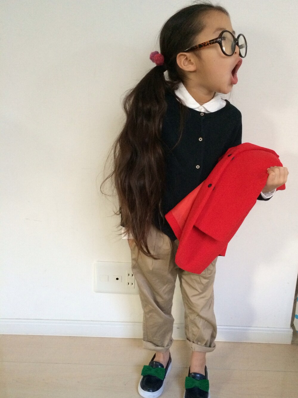 「グローバルワーク(GLOBAL WORK)、UNIQLO、キッズコーデ、kids、おんなのこ」｜「ZARA KIDSのアイテム（カーディガン/ボレロ、ブラック系）」を使った、tsun*さん（キッズ・100cm）の冬コーディネートの1枚目の写真