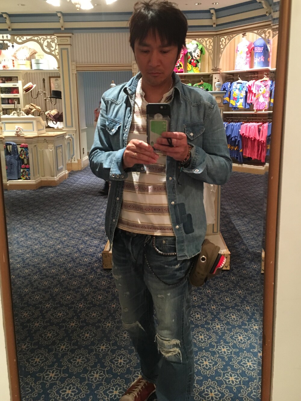 ブルー系のシャツ/ブラウス、その他のTシャツ/カットソー、ブルー系のデニムパンツを着用したメンズの夏コーディネートの1枚目の写真