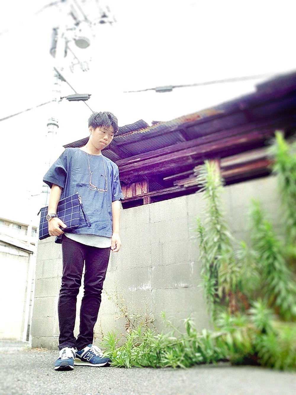 「プルオーバーシャツ、ロング丈ダッフル、黒スキニー、RAGEBLUE、New Balance、WEGO、guess」｜「RAGEBLUEのプルオーバーZIPシャツ半袖/564682（シャツ/ブラウス、ブルー系）」を使った、こうすけさん（メンズ・168cm）の夏コーディネートの1枚目の写真