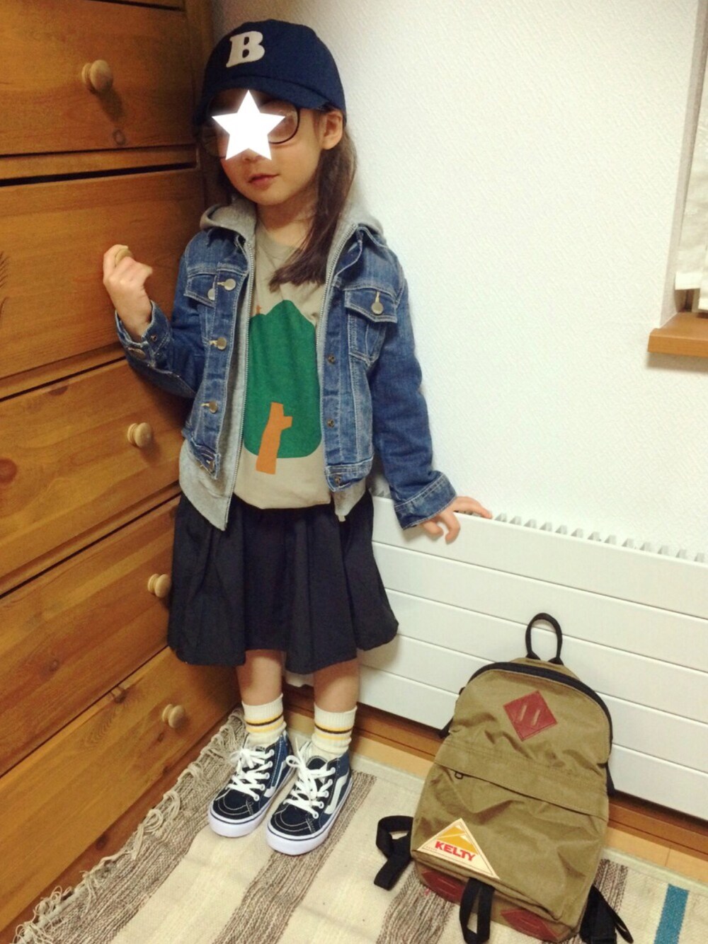 「kids、Gジャン、スカート、Gジャン×パーカー、キャップ、ne-net、VANS、リュック」｜「Ne-netのアイテム（Tシャツ/カットソー、ベージュ系）」を使った、きのこ。さん（キッズ・100cm）の冬コーディネートの1枚目の写真