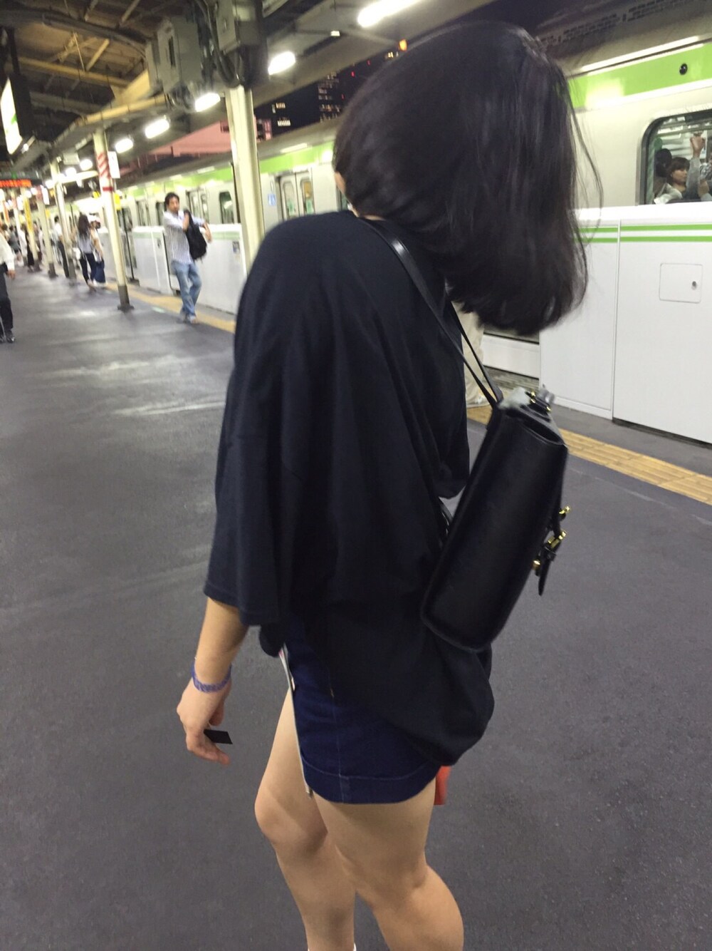 「ALL BLACK、ビッグT」｜「SPINNSのアイテム（Tシャツ/カットソー、ブラック系）」を使った、えれなさん（レディース・158cm）の夏コーディネートの1枚目の写真