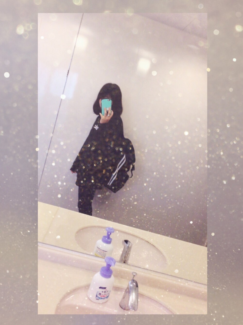 「WEGO、スクールスタイル、ALL BLACK、オールブラック」｜「WEGOのWEGO/サイドラインリュック（バックパック/リュック、ブラック系）」を使った、えれなさん（レディース・158cm）の秋コーディネートの1枚目の写真