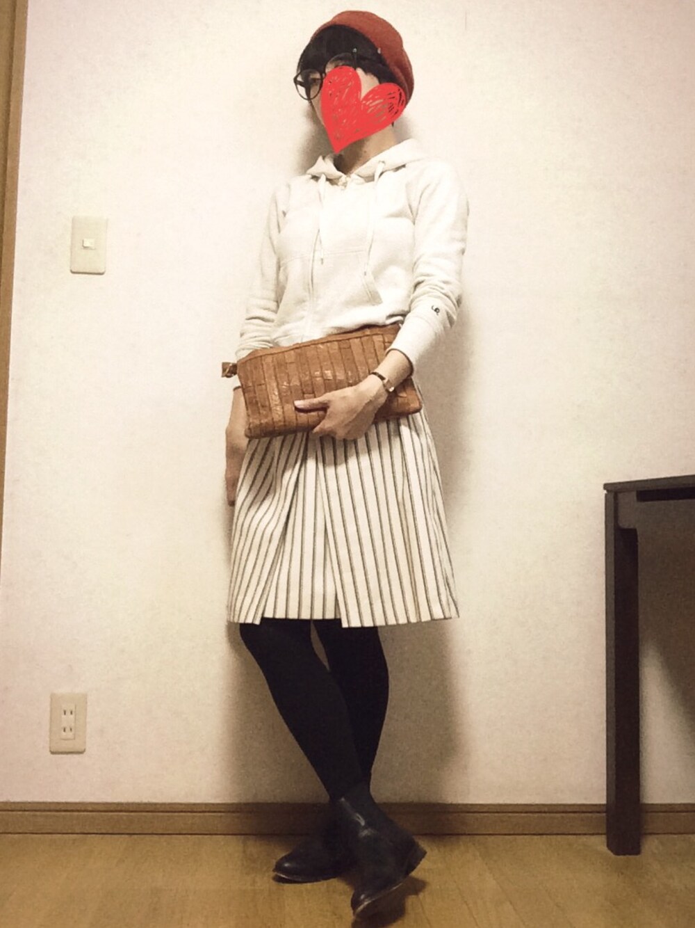 「ベレー帽×メガネ、レジメンタル、ストライプ、ストライプスカート、ミモレ丈スカート、パーカー、URBAN RESEARCH、ROSSO、Devinette、サイドゴアブーツ」｜「URBAN RESEARCHのUR ZIPパーカー（パーカー、ホワイト系）」を使った、soup_curryさん（レディース・162cm）の冬コーディネートの1枚目の写真