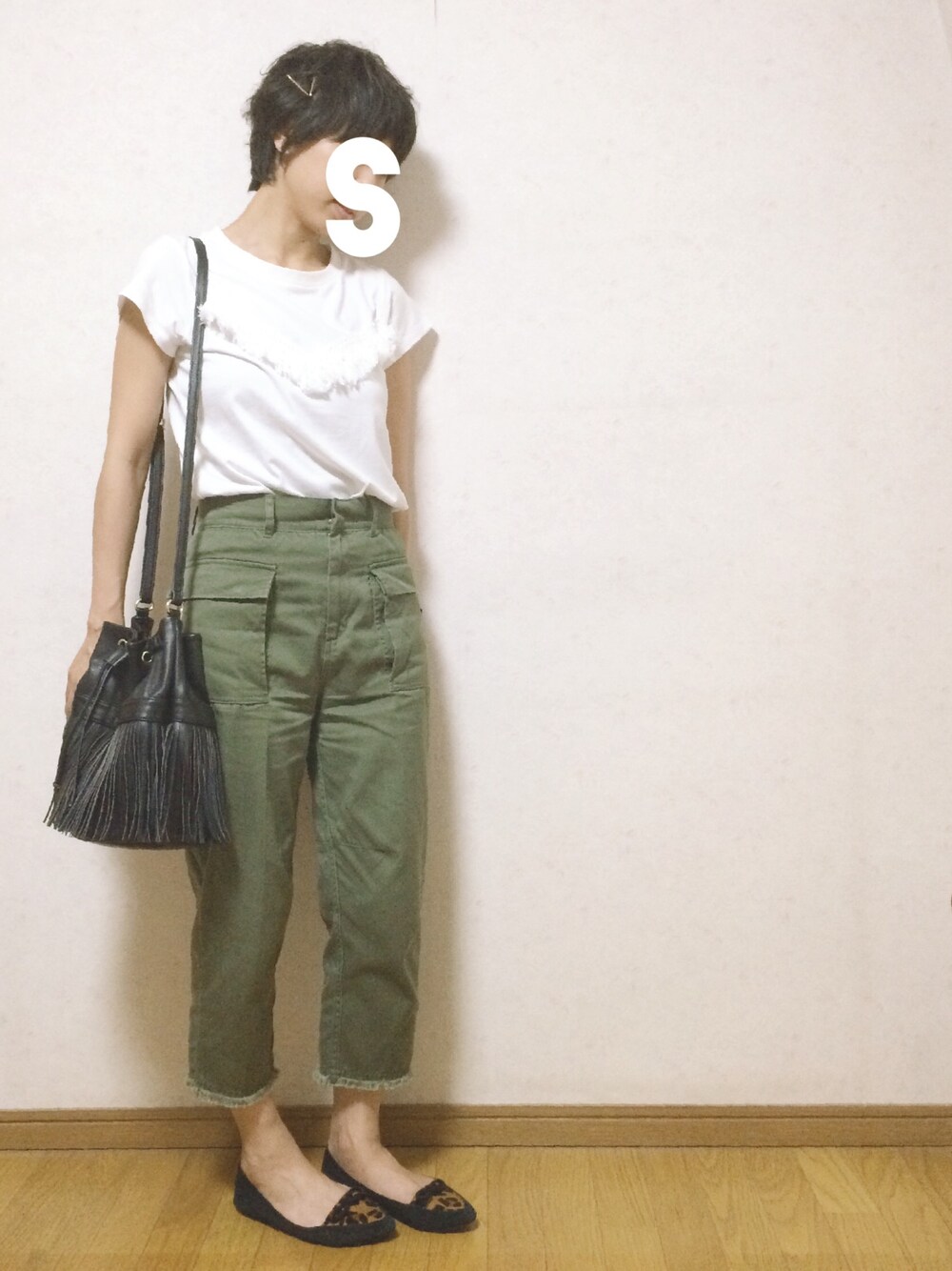 ブラック系のパンプス、ブラック系のバッグ、ホワイト系のTシャツ/カットソーを着用したレディースの夏コーディネートの1枚目の写真