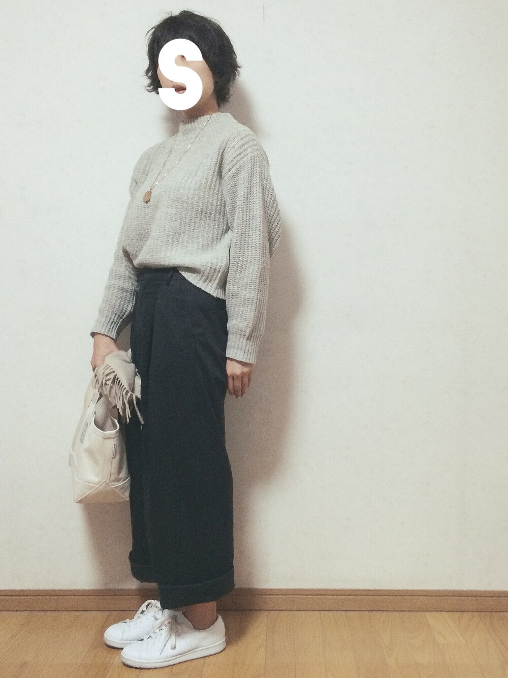 「ニット、ウエストイン、ワイドパンツ、ゆるコーデ、秋のコーデ、トートバッグ、パンツスタイル、スニーカー、ハイレット」｜「URBAN RESEARCH DOORSのコットンタックワイドパンツ（その他パンツ、ブラック系）」を使った、soup_curryさん（レディース・162cm）の秋コーディネートの1枚目の写真