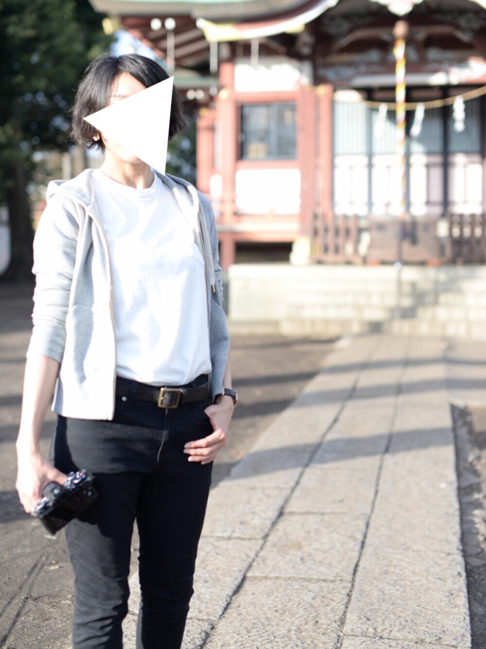 「パーカー、春、オトナカジュアル、white、黒、パンツスタイル、ブラックスキニー」｜「URBAN RESEARCHのUR ZIPパーカー（パーカー、グレー系）」を使った、soup_curryさん（レディース・162cm）の冬コーディネートの1枚目の写真
