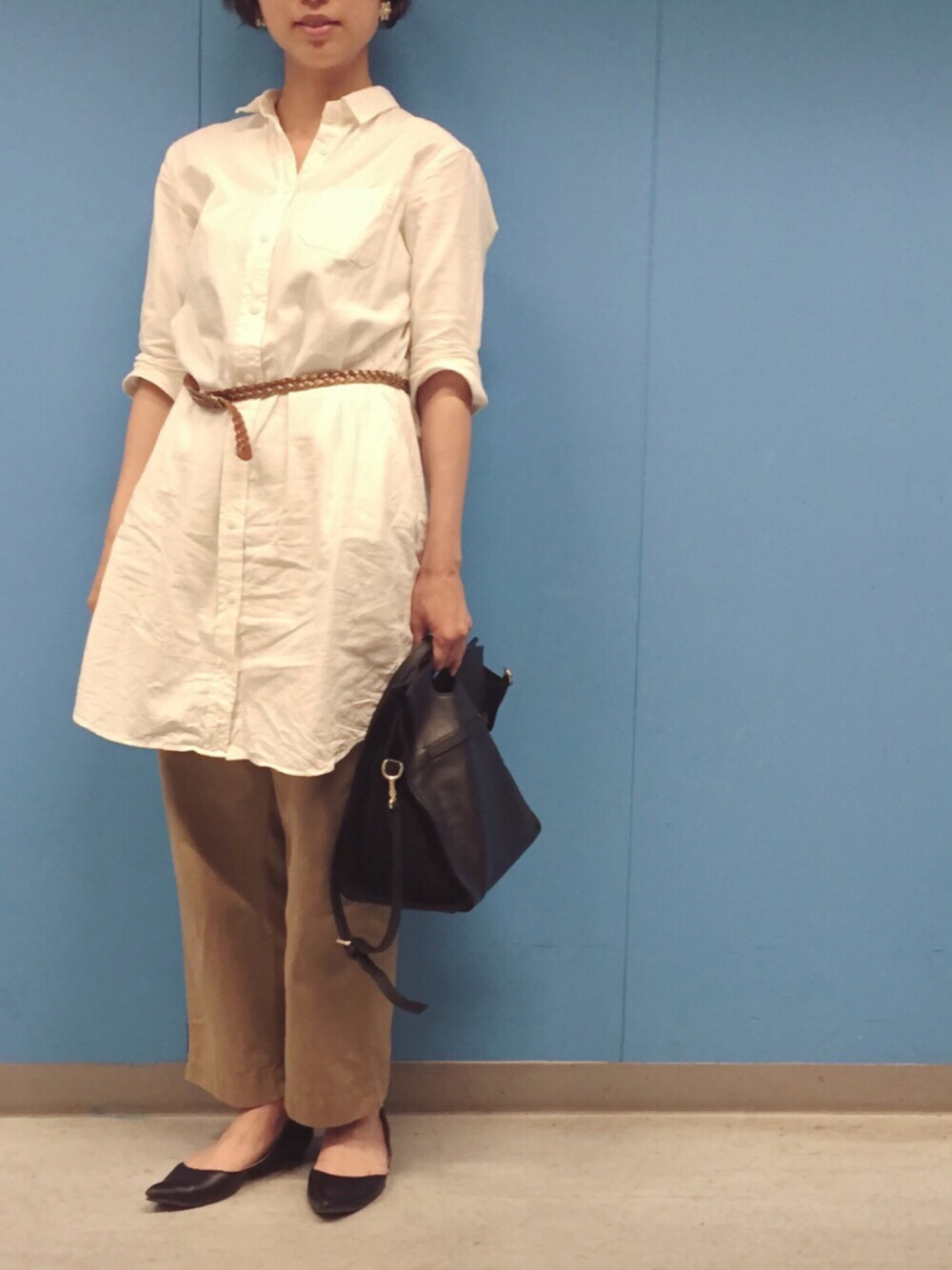 「休日スタイル、シャツワンピ、チノパン、ワイドパンツ」｜「URBAN RESEARCH Sonny LabelのSonny Label シャツOP(ホワイト)（ワンピース、ホワイト系）」を使った、soup_curryさん（レディース・162cm）の春コーディネートの1枚目の写真