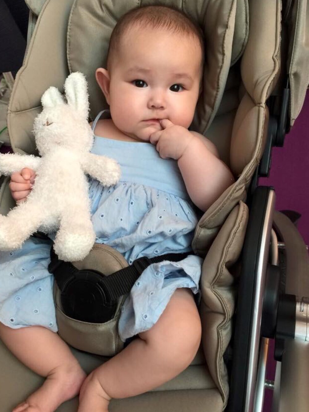 「minami、halfbaby、babygirl 、babygap、gelato pique、NUNA」｜「babyGAPのアイテム（ワンピース、ブルー系）」を使った、Minamiさん（キッズ・70cm）の春コーディネートの1枚目の写真