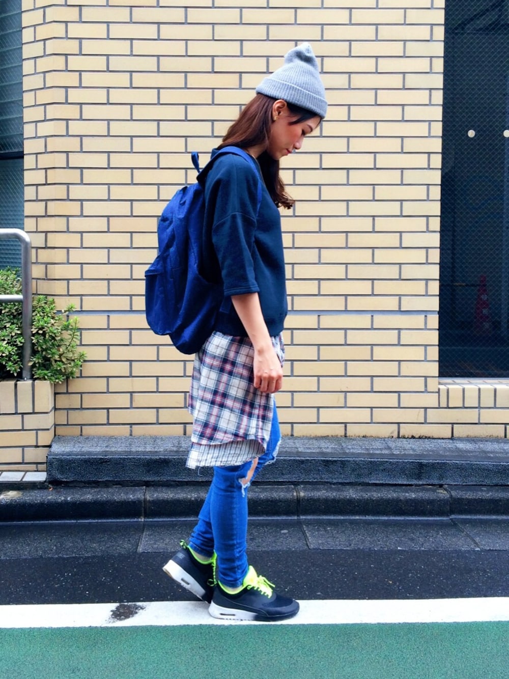 「トレーナー、ナイキスニーカー、ニット帽、ダメージデニムパンツ、リュック、チェックシャツ、秋、今日のコーデ、腰巻きスタイル」｜「NIKEのアイテム（ニットキャップ/ビーニー、グレー系）」を使った、CalWangさん（レディース・158cm）の秋コーディネートの1枚目の写真