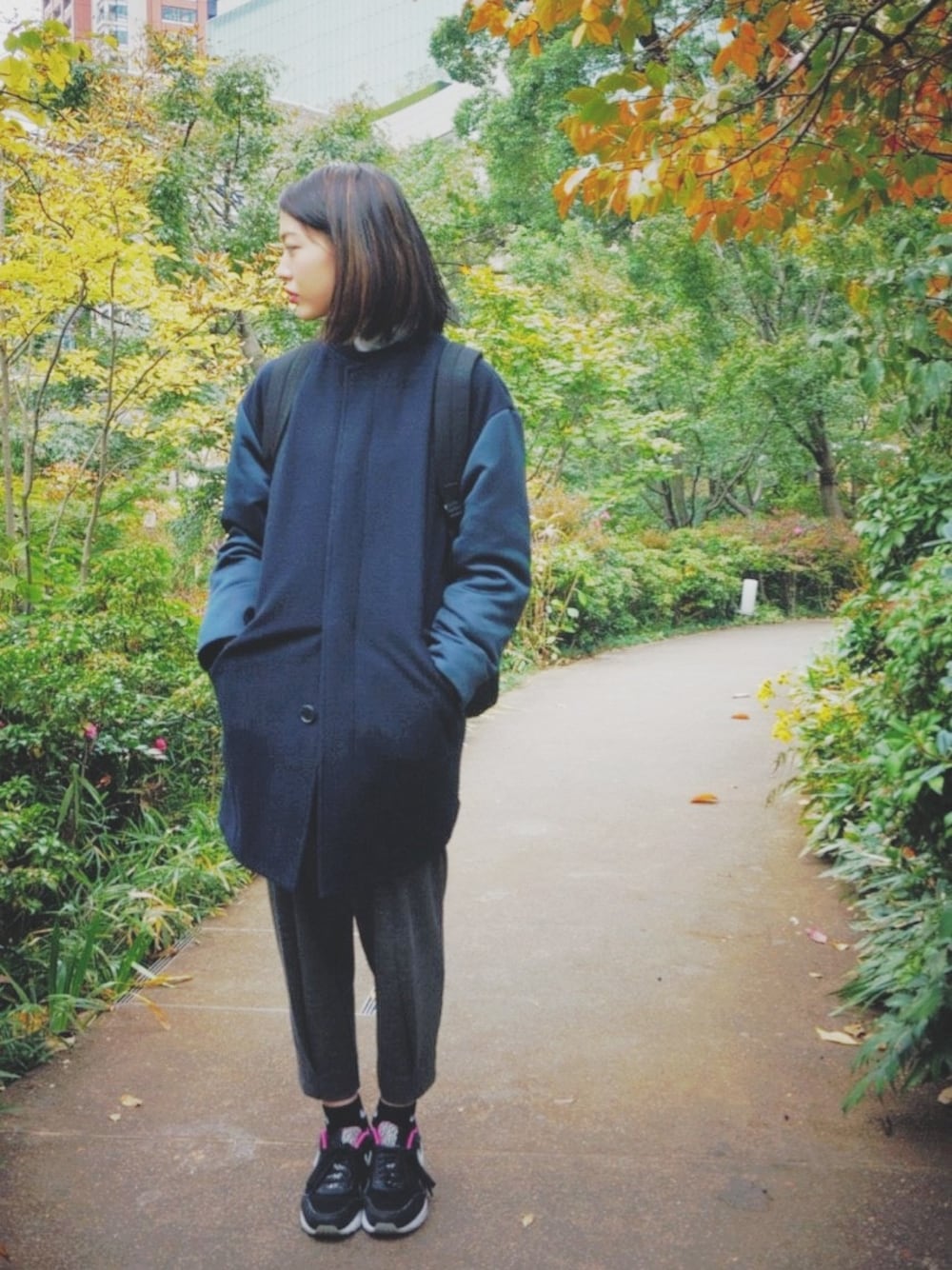 「コート、パンツ、ブルゾンコート、gvgv、ジョンローレンスサリバン、グレーのスウェットパンツ」｜「G.V.G.V.のMELTON AND SATIN VARSITY LONG  JACKET（カバーオール、ブルー系）」を使った、CalWangさん（レディース・165cm）の秋コーディネートの1枚目の写真