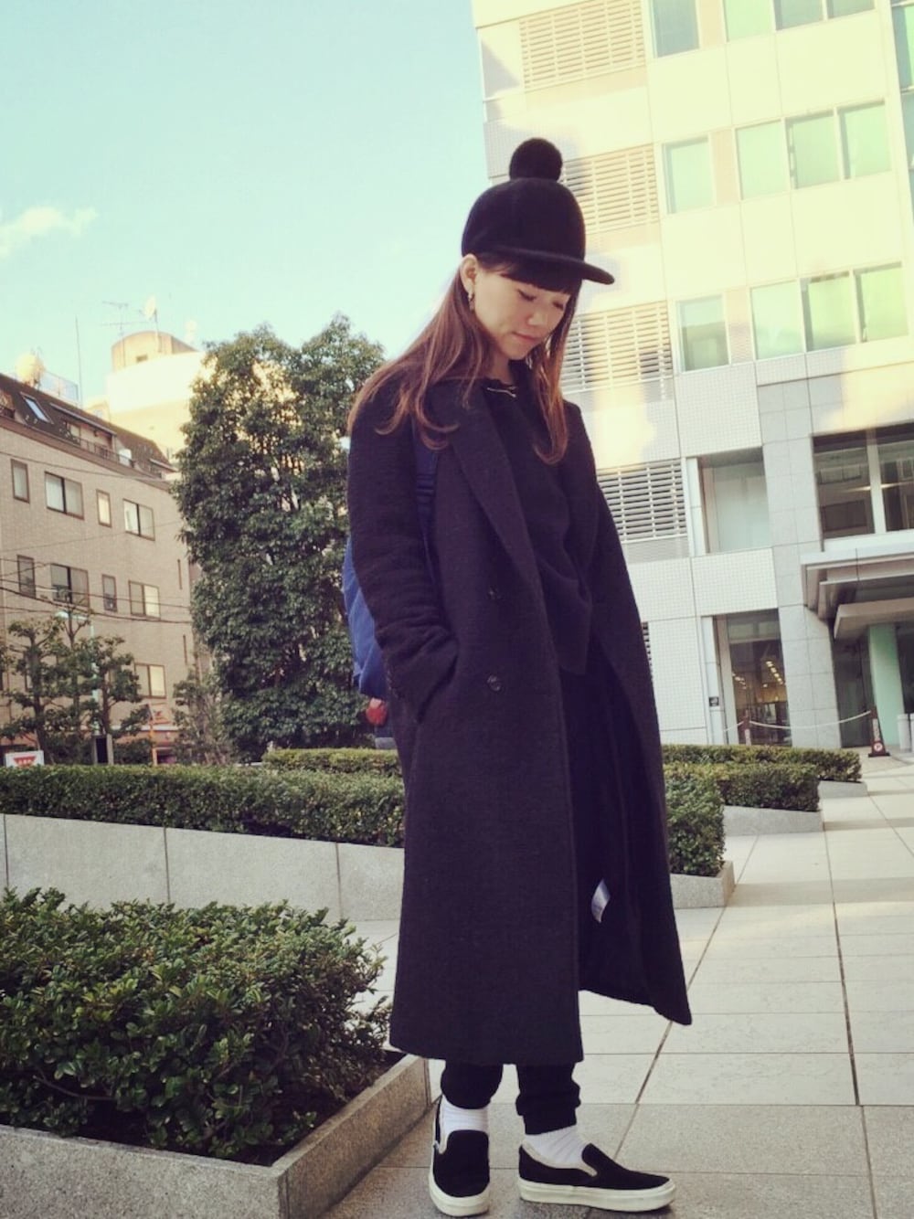 「ロングコート、黒、キャップ、リュック」｜「MOUSSYのアイテム（ダウンジャケット/コート、ブラック系）」を使った、CalWangさん（レディース・158cm）の冬コーディネートの1枚目の写真