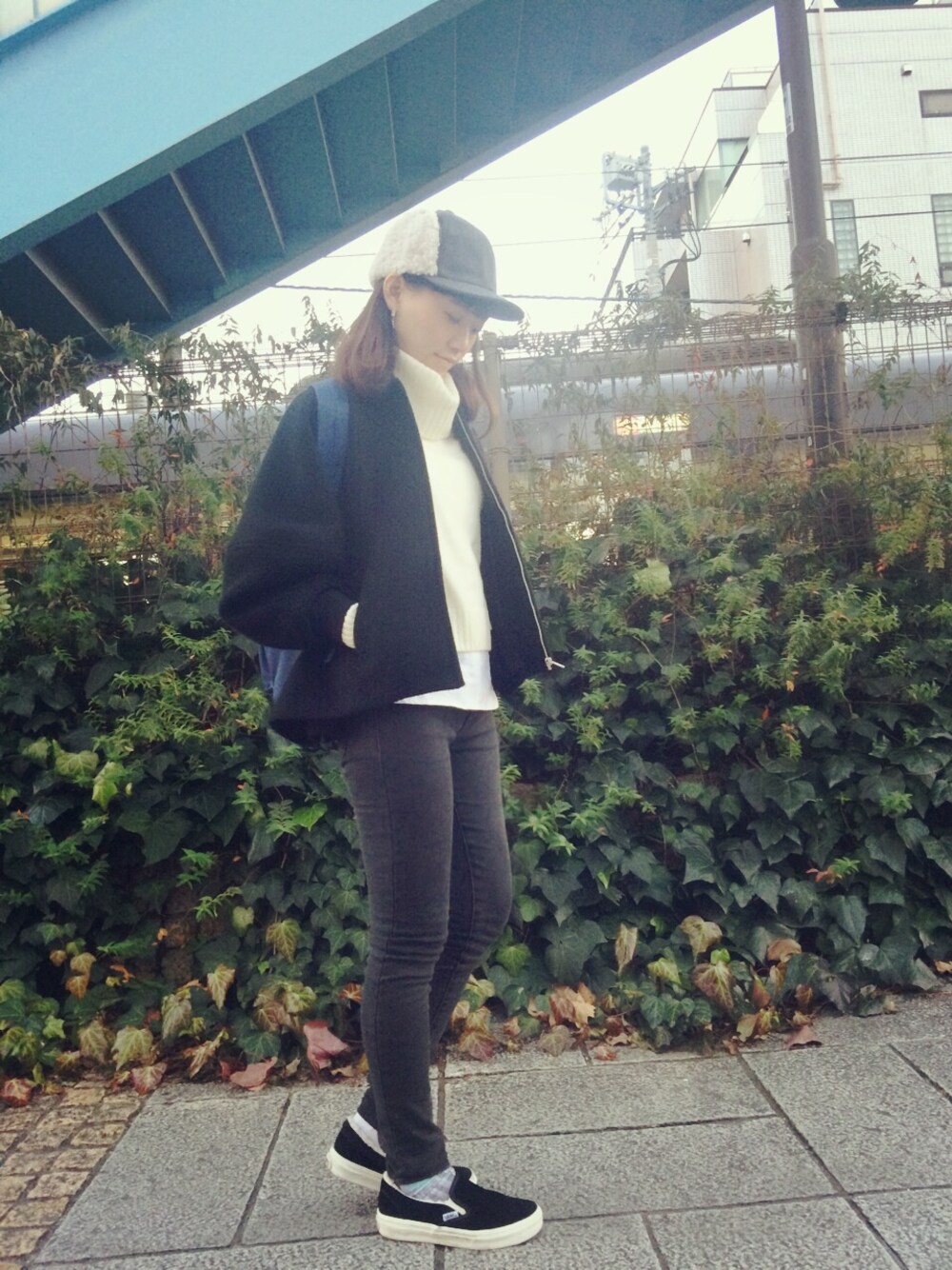 「タートルネック、ニット、キャップ、コート、VANS、スリッポン、スキニーデニム」｜「G.V.G.V.のFLARED POT SLEEVE BLOUSON （ブルゾン、ブラック系）」を使った、CalWangさん（レディース・158cm）の冬コーディネートの1枚目の写真