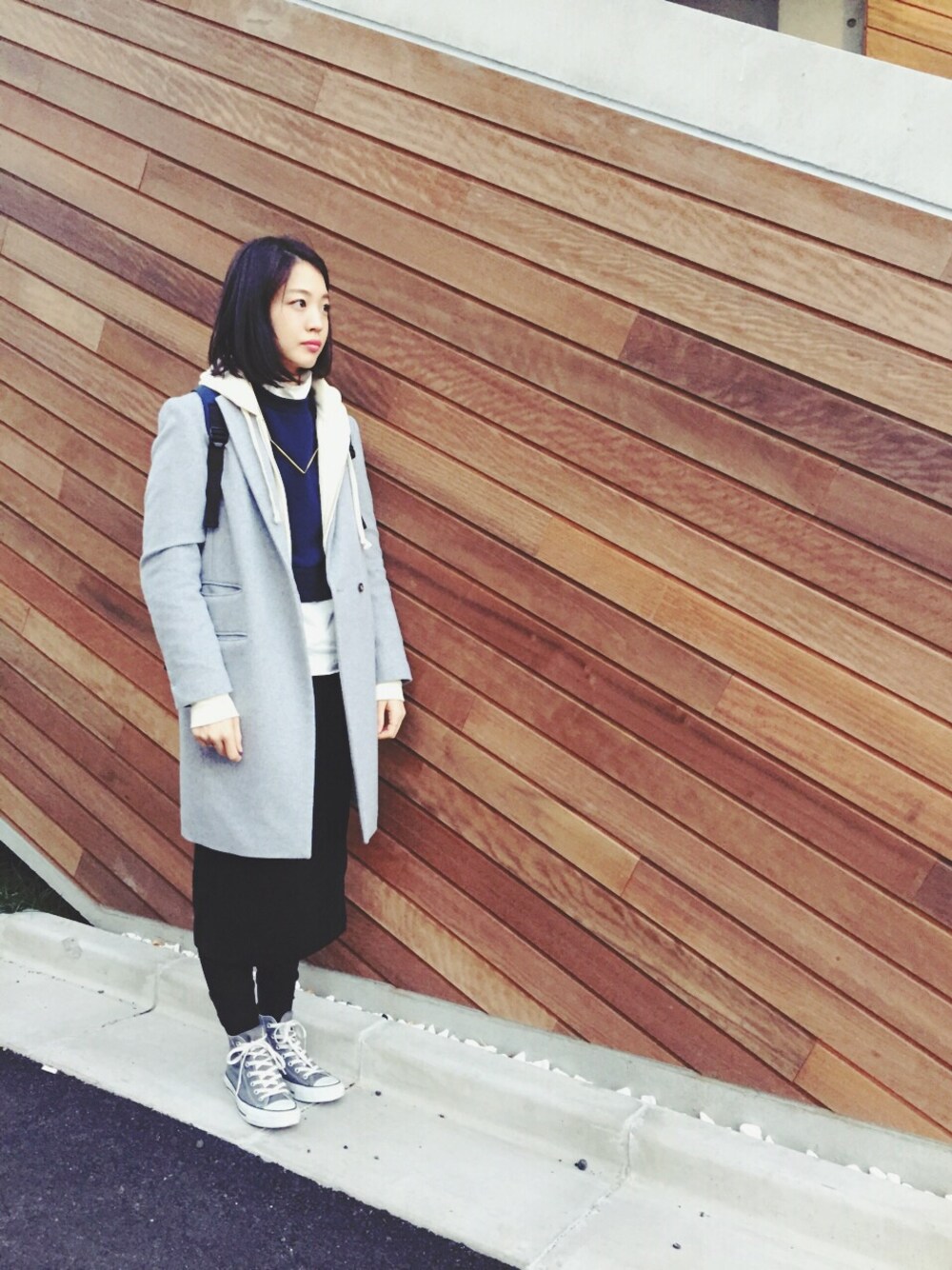 「チェスターコート、グレー、パーカー、無印良品、g.v.g.v.、コンバース」｜「G.V.G.V.のCROPPED WIDE SWEAT SHIRT（トップス、ブルー系）」を使った、CalWangさん（レディース・165cm）の冬コーディネートの1枚目の写真