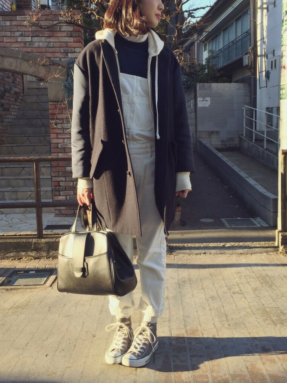 「サロペット、ホワイト、カジュアル、コンバース、g.v.g.v.」｜「G.V.G.V.のCROPPED WIDE SWEAT SHIRT（トップス、ブルー系）」を使った、CalWangさん（レディース・165cm）の冬コーディネートの1枚目の写真