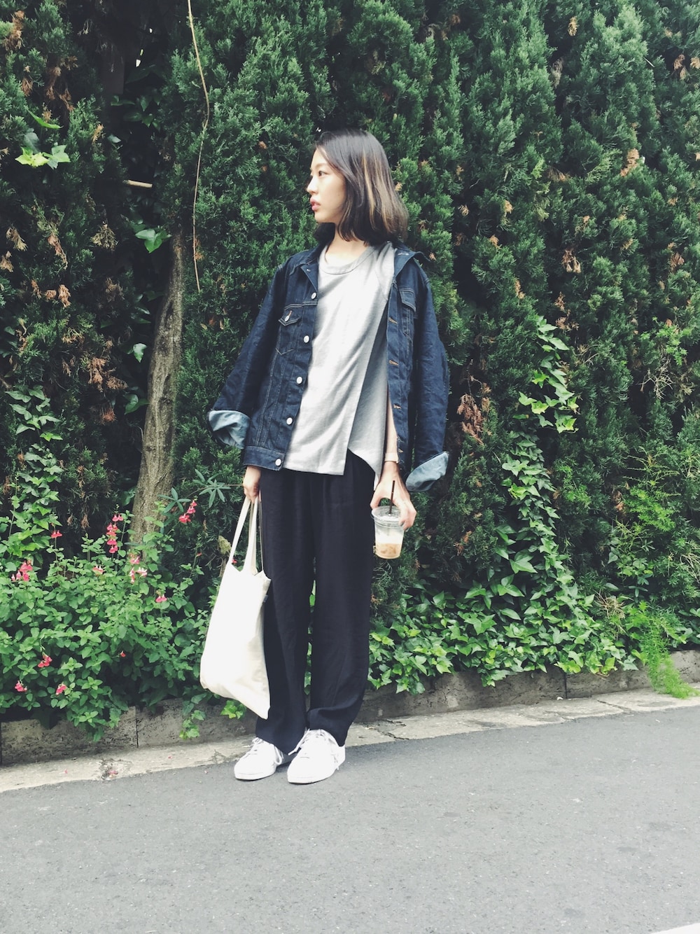 「デニムジャケット、デニム、無印良品、パンツ、アディダス、スーパースター」｜「alexanderwangのアイテム（Tシャツ/カットソー、グレー系）」を使った、CalWangさん（レディース・165cm）の春コーディネートの1枚目の写真