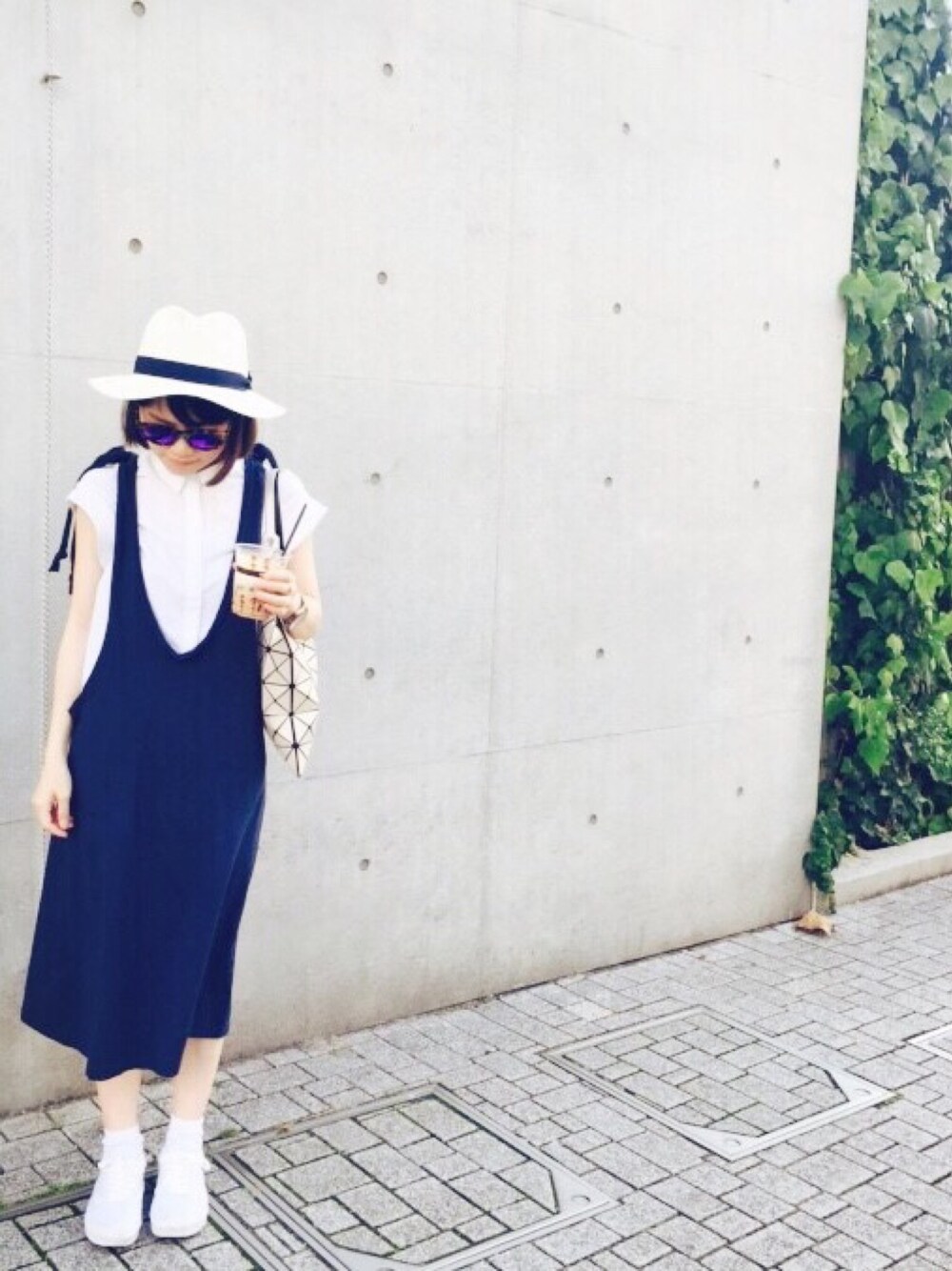 「ワンピース、ハット、サングラス、スニーカー、白シャツ、白ソックス、夏」｜「BAO BAO ISSEY MIYAKEのBIL BAO FOR ZOZO（tote bag）（トートバッグ、ホワイト系）」を使った、CalWangさん（レディース・158cm）の夏コーディネートの1枚目の写真