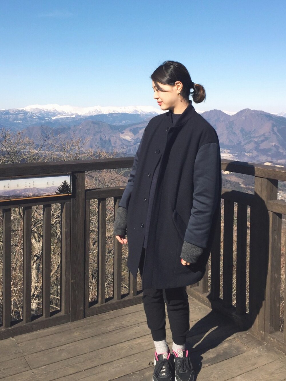 「パンツ、ラクチンコーデ、g.v.g.v.、ユニクロ」｜「G.V.G.V.のMELTON AND SATIN VARSITY LONG  JACKET（カバーオール、ブルー系）」を使った、CalWangさん（レディース・165cm）の冬コーディネートの1枚目の写真