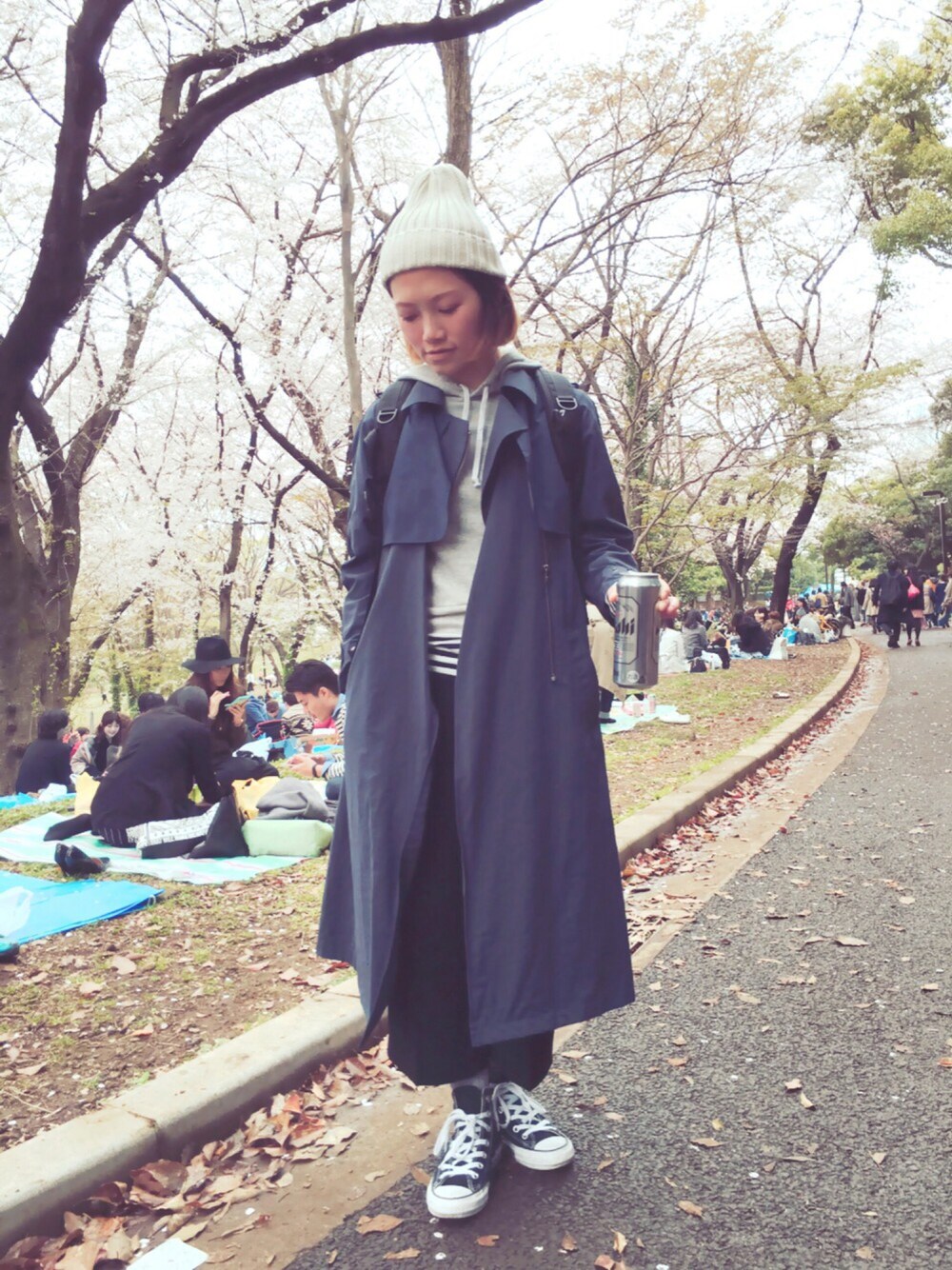 「休日スタイル、スニーカー、コンバース、ニット帽、パーカー、コムデギャルソン、ボーター」｜「COMME des GARCONSのアイテム（パーカー、グレー系）」を使った、CalWangさん（レディース・158cm）の春コーディネートの1枚目の写真