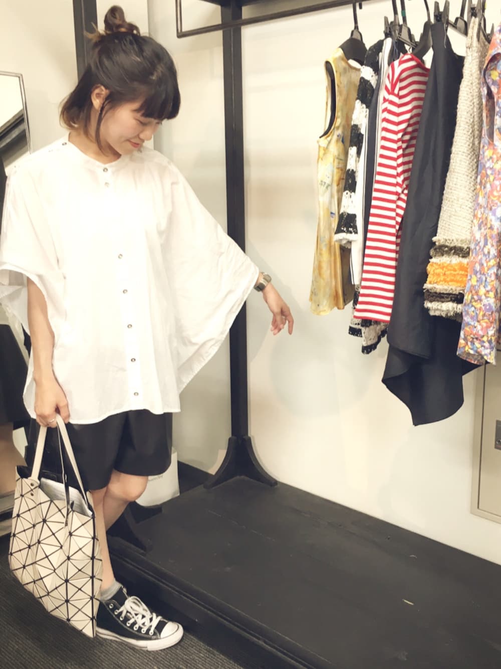 「夏コーデ、outfit、ブラック、ショートパンツ、白シャツ、レザーパンツ、コンバース、スニーカー、大人カジュアル」｜「MM6 Maison Martin Margielaのアイテム（シャツ/ブラウス、ホワイト系）」を使った、CalWangさん（レディース・158cm）の夏コーディネートの1枚目の写真