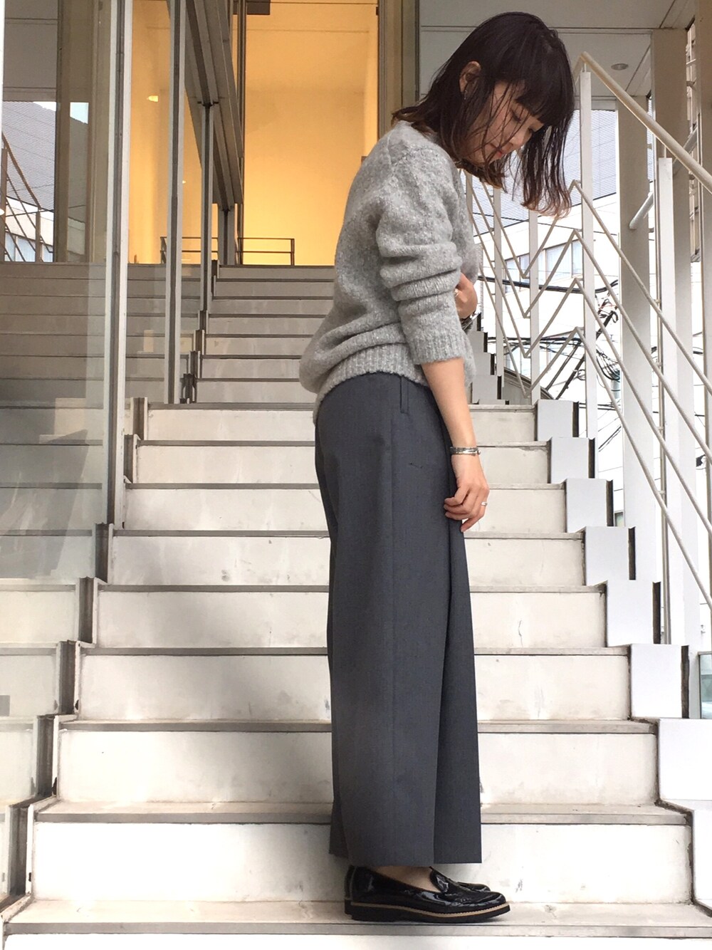 「シンプル、グレー、ニット、ワイドパンツ、オトナ女子、冬、ootd、出勤コーデ」｜「DESIGNWORKSのアイテム（ニット/セーター、グレー系）」を使った、CalWangさん（レディース・158cm）の秋コーディネートの1枚目の写真