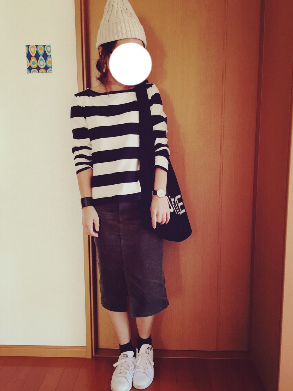 ブラック系のTシャツ/カットソー、グリーン系のスカート、ブラック系のエコバッグ/サブバッグを着用したレディースの秋コーディネートの1枚目の写真