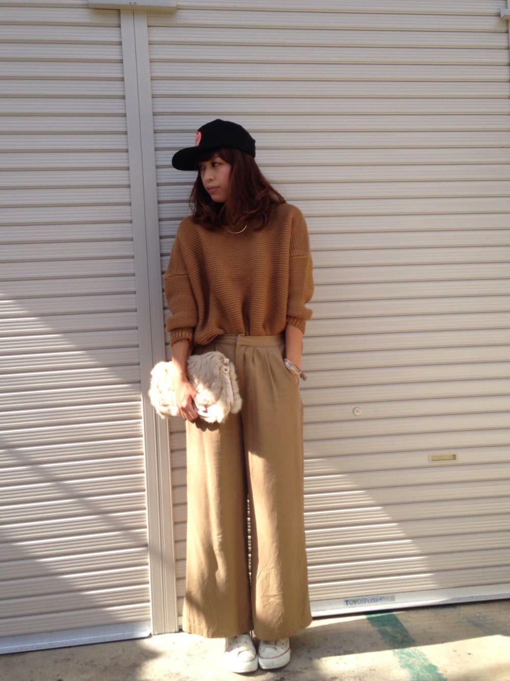 「CAP、キャップ、ニット、ワイドパンツ、スニーカー、ファーバッグ」｜「chapter worldのRED KAP / BASEBALL CAP（キャップ、ブラック系）」を使った、miho🅰ニコさん（レディース・165cm）の秋コーディネートの1枚目の写真