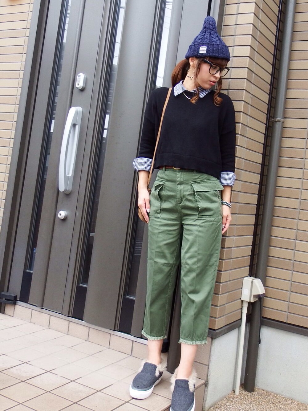 「ニット帽、ニット、ダテメガネ、シャツ、カーゴパンツ、太パンツ、ファースリッポン」｜「EDWINのアイテム（ニットキャップ/ビーニー、ブルー系）」を使った、miho🅰ニコさん（レディース・165cm）の秋コーディネートの1枚目の写真